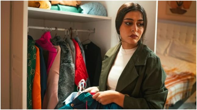 What Clothes Should You Keep When Learning How to Build a Capsule Wardrobe on a Budget?