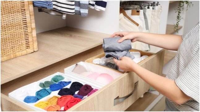 How Do Smart Shopping Habits Support How to Build a Capsule Wardrobe on a Budget?